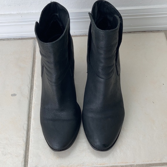Vince Camuto Shoes - EUC Vince Camuto “Ristin” black pebble leather ankle booties